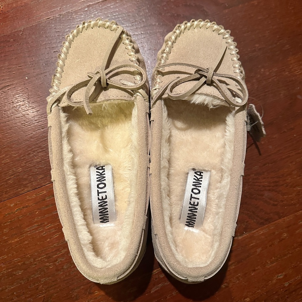 Minnetonka Women's Moccasins in Beige